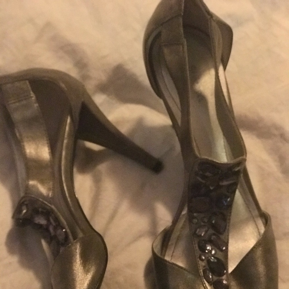 Great silver colored shoe. Size 10